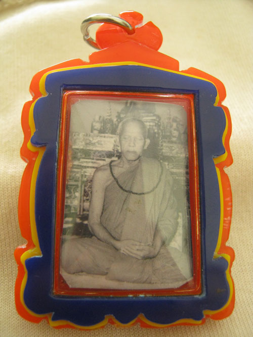 พระเนื้อผงรูปเหมือนเต็มองค์ รุ่นพิเศษ หลวงปู่ตื้อ หลังรูปถ่าย