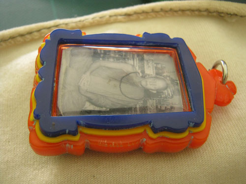 พระเนื้อผงรูปเหมือนเต็มองค์ รุ่นพิเศษ หลวงปู่ตื้อ หลังรูปถ่าย