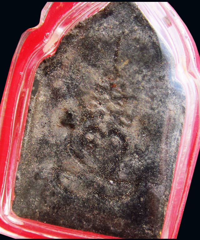 พระปิดตาห้าเหลี่ยม เนื้อดำทาทอง หลวงปู่บัว ถามโก วัดศรีบุรพาราม รุ่น ที่ระลึกหล่อรูปเหมือน ปี ๒๕๔๑