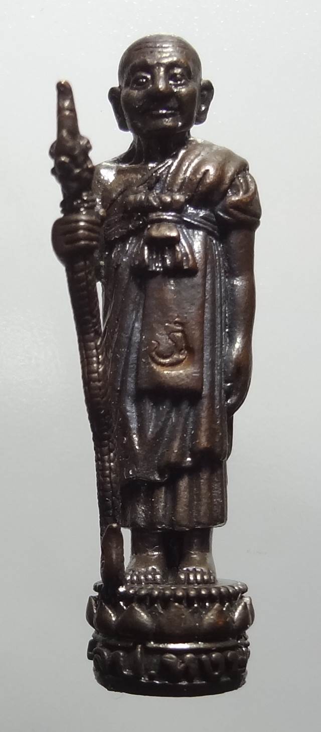  รูปหล่อยืนถือไม้เท้าหลวงปู่หงษ์ พรหมปัญโญ วัดเพชรบุรี (สุสา น ทุ่งมน)