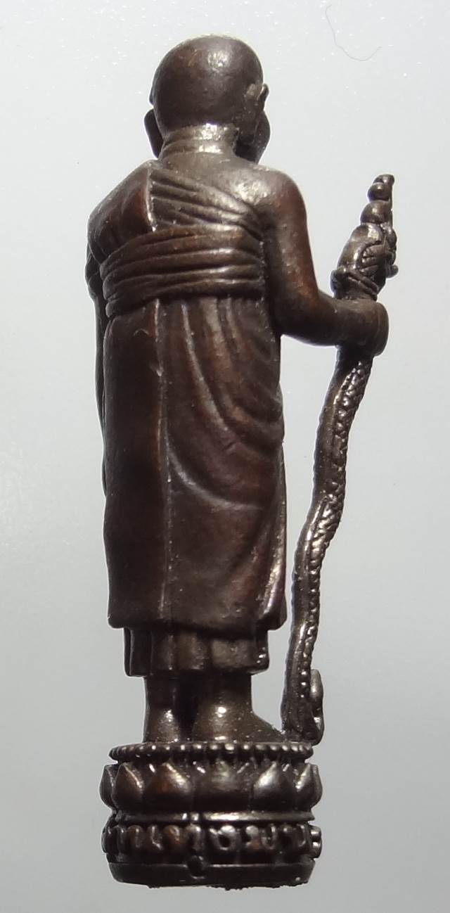  รูปหล่อยืนถือไม้เท้าหลวงปู่หงษ์ พรหมปัญโญ วัดเพชรบุรี (สุสา น ทุ่งมน)