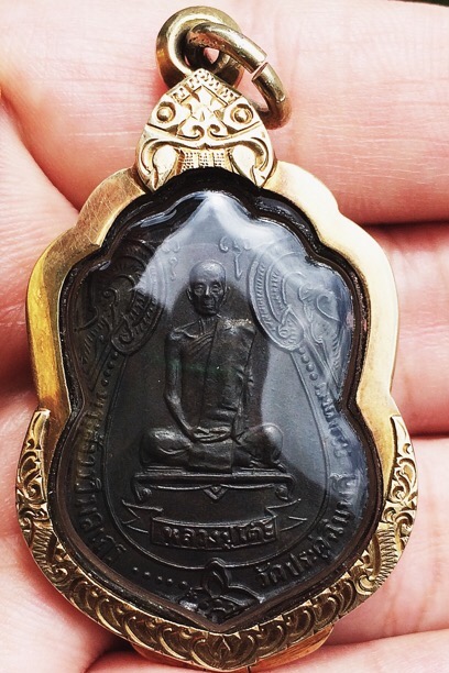 เคาะแดงแรก เหรียญเสมาพัดยศหลวงปู่โต๊ะมีดาวนิยม เลี่ยมกันน้ำพร้อมตลับเงินชุบทองครับ