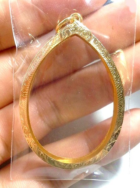  กรอบทองยกซุ้ม ใส่เหรียญหลวงพ่อคูณปี19/อ.นำ/ปรก8รอบ/เกจิอื่นๆที่มีขนาดกว้าง2.6ซม.สูง3.7ซมนน.1.87กรัม