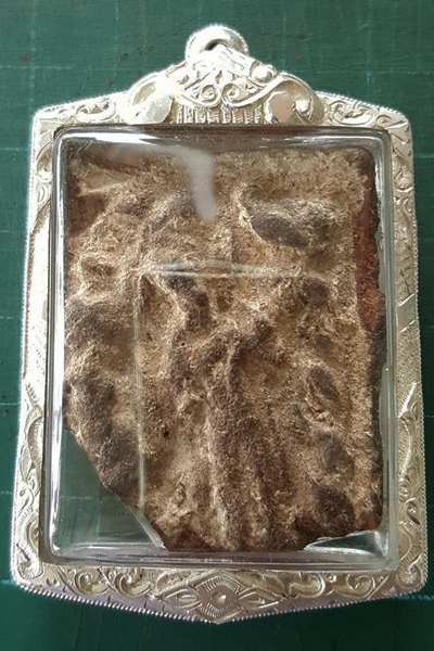 พระพิมพ์กรุพระธาตุนาดูน พิมพ์ เทวดาลอยเนื้อมะขามเปียก เลี่ยมเงินพร้อมใช้ 