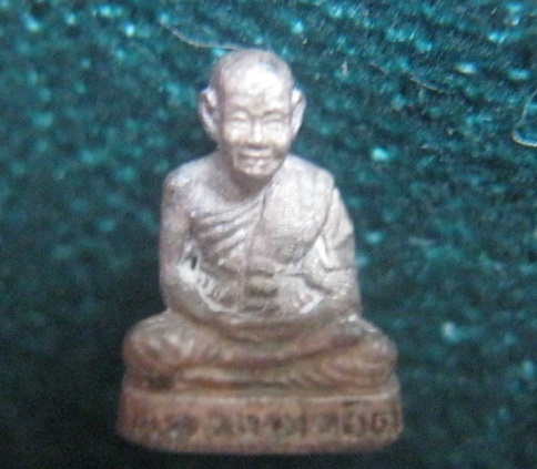 รูปหล่อจิ๋วหลวงพ่อยิด เนื้อเงิน มีโค๊ต รุ่นสรงน้ำ ปี2537 พร้อมกล่อง