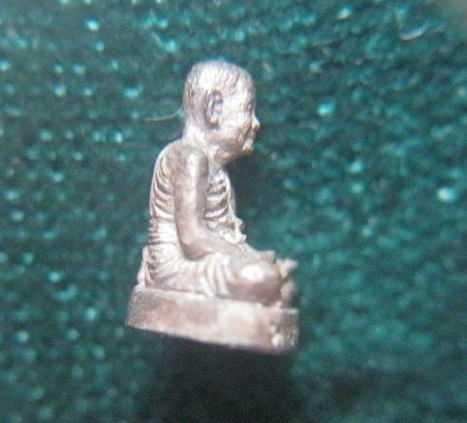 รูปหล่อจิ๋วหลวงพ่อยิด เนื้อเงิน มีโค๊ต รุ่นสรงน้ำ ปี2537 พร้อมกล่อง