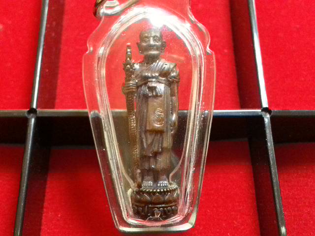 รูปหล่อยืนถือไม้เท้า ลป.หงษ์ วัดเพชรบุรี สุรินทร์