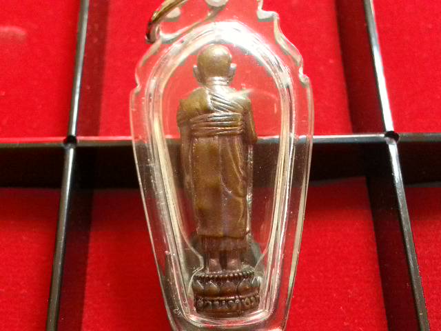 รูปหล่อยืนถือไม้เท้า ลป.หงษ์ วัดเพชรบุรี สุรินทร์