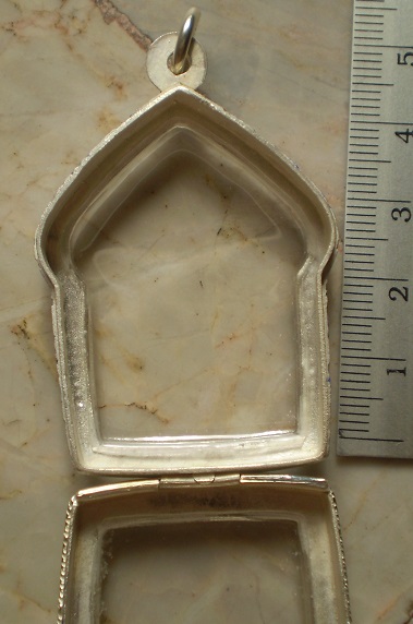 ตลับเงินลงยา ฝั่งเพชร  ใส่พระขุนแผนพรายกุมารพิมพ์ใหญ่  เคาะเดียว 