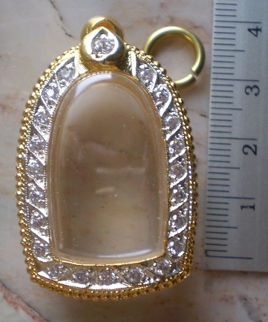 ตลับทองเหลืองไมครอน ล้อมเพชร  ใส่พระคงเนื้อดิน  เคาะเดียว 