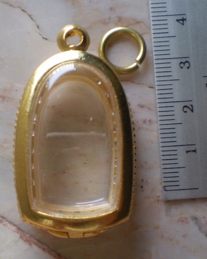 ตลับทองเหลืองไมครอน ล้อมเพชร  ใส่พระคงเนื้อดิน  เคาะเดียว 