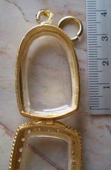 ตลับทองเหลืองไมครอน ล้อมเพชร  ใส่พระคงเนื้อดิน  เคาะเดียว 