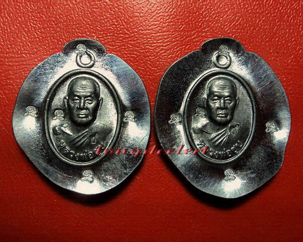 เหรียญเม็ดแตง หลวงพ่อชุบ วัดวังกระแจะ เนื้อตะกั่วไม่ตัดปีก ตอก 6 โค้ด 2 เหรียญ สวยมากค่ะ
