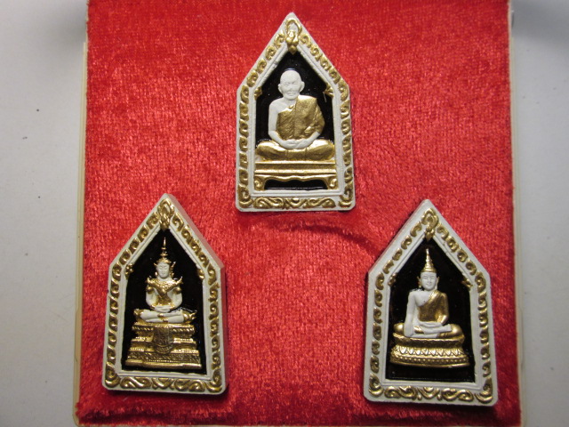 พระผงชุดไตรภาคี หลวงปู่ม่นวัดเนินตามาก ปี37 (ชุดกรรมการ)