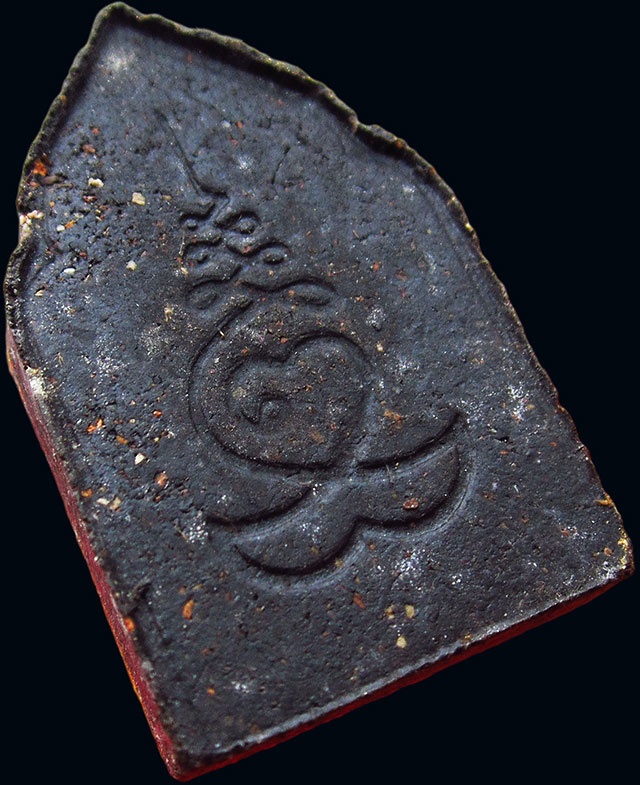 พระปิดตาห้าเหลี่ยม เนื้อดำทาทอง หลวงปู่บัว ถามโก วัดศรีบุรพาราม รุ่น ที่ระลึกหล่อรูปเหมือน ปี ๒๕๔๑