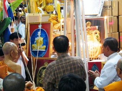 เหรียญหลวงพ่อคูณ รุ่นพุทธคูณสยาม(19ย้อนยุค)วัดใหม่อัมพวัน ปี2554 เนื้อทองแดงลงยาสีน้ำเงิน มีบัตรรับร