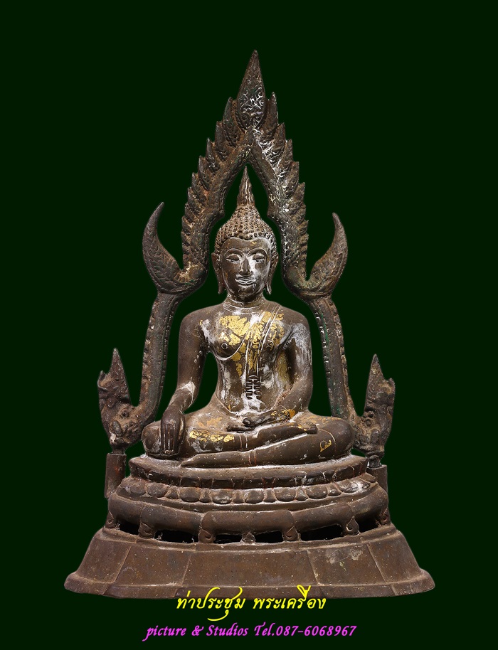 พระบูชาพระพุทธชินราช ซุ้มถอดได้ ไม่ทราบปี หมายเลขประจำองค์ที่ 14 ด้านหลังมีตรา "สงวนลิขสิทธิ์"