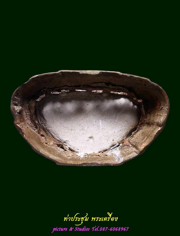 พระบูชาพระพุทธชินราช ซุ้มถอดได้ ไม่ทราบปี หมายเลขประจำองค์ที่ 14 ด้านหลังมีตรา "สงวนลิขสิทธิ์"