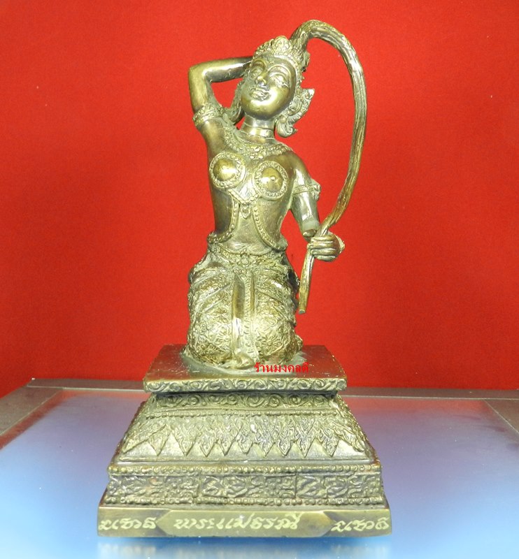 พระแม่ธรณี เนื้อโลหะรมมันปู ฐานกว้าง 3.5 นิ้ว หลวงปู่คีย์ วัดศรีลำยอง จ.สุรินทร์ ปี51 No.134