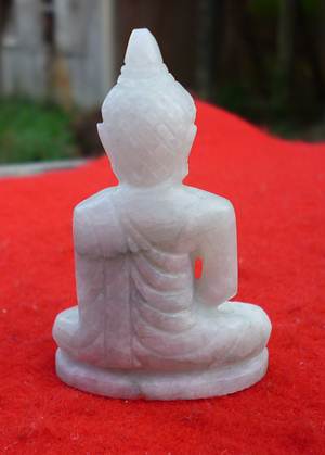 พระพุทธรูปแกะจากหินหยก หน้าตัก 1.2 นิ้ว สูง 2 นิ้ว