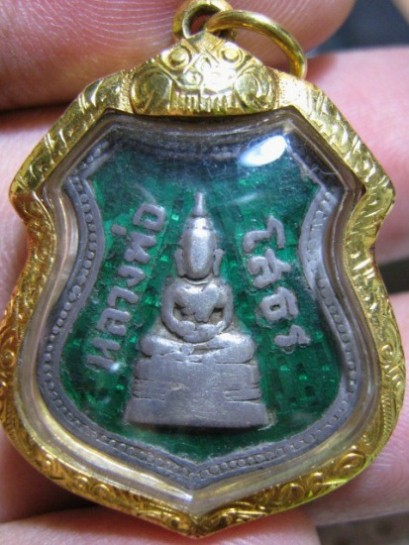 เหรียญหลวงพ่อโสธร ปี2504 เนื้อเงินลงยาสีเขียว จ.ฉะเชิงเทรา มีเลี่ยมทองแท้พร้อมห้อย