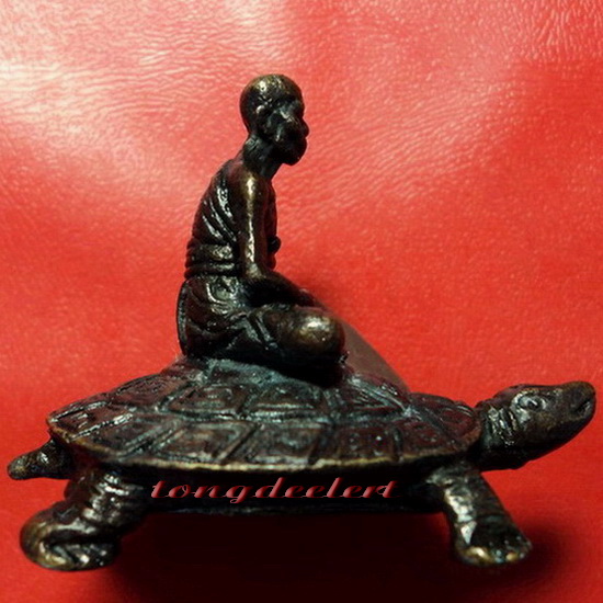 รูปหล่อบูชาหลวงปู่หลิวนั่งเต่า(ตั้งหน้ารถ) วัดไร่แตงทอง 90 ปี หายาก สวยมากค่ะ