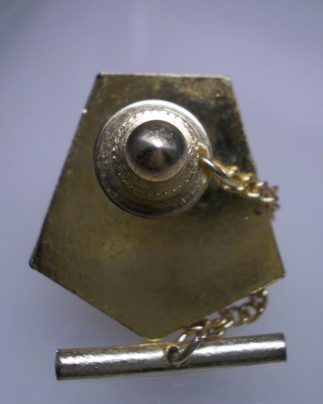  พระพุทธโสธร พิมพ์เข็มกลัดติดเน็คไท กะไหล่ทอง ลงยาขาว พ.ศ. 2519