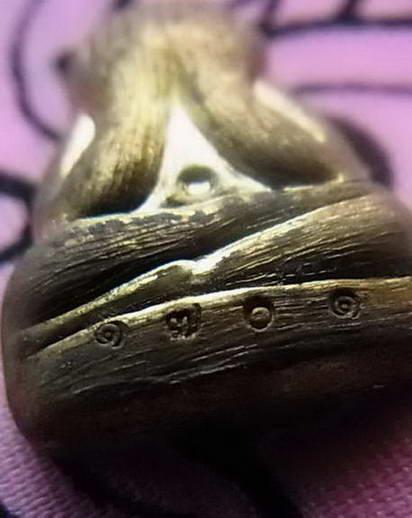 พระปิดตาข้าวตอกแตก(ช่วยน้ำท่วม) เนื้อทองฝาบาตรหลังรูปเหมือน หลวงพ่อสาคร วัดหนองกรับ สร้าง ๒,๙๙๙ องค์