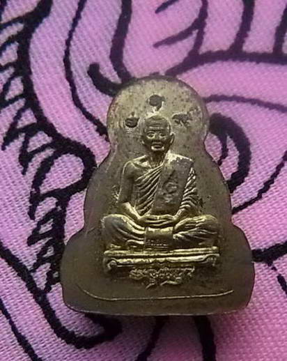 พระปิดตาข้าวตอกแตก(ช่วยน้ำท่วม) เนื้อทองฝาบาตรหลังรูปเหมือน หลวงพ่อสาคร วัดหนองกรับ สร้าง ๒,๙๙๙ องค์