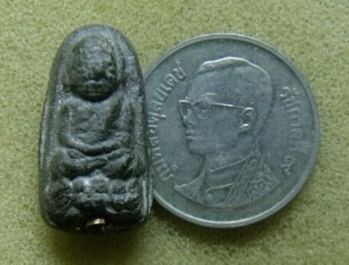 **วัดใจ**หลวงปู่ทวดเนื้อว่านพิมพ์พระรอดจิ๋ว ฝังตะกรุดนารายณ์เเปลงรูป**สวยๆ หายาก เชิญชมครับ