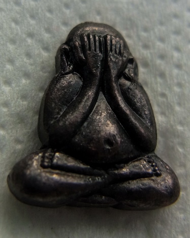 พระปิดตาสาริกา เนื้อทองแดงรมดำ หลวงพ่อสาคร ปี 2537 