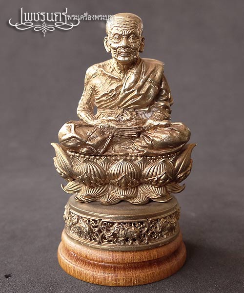 +++ พระบูชาหลวงปู่ทวดฐานบัว 4 ชั้นหนุนด้วยช้างมงคล 8 เชือกพร้อมฐานไม้สัก อุดกริ่ง สูง 6.8 เซน +++