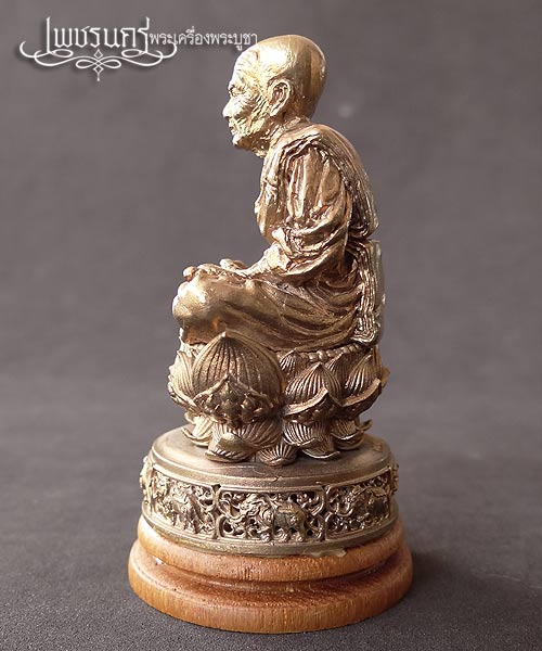 +++ พระบูชาหลวงปู่ทวดฐานบัว 4 ชั้นหนุนด้วยช้างมงคล 8 เชือกพร้อมฐานไม้สัก อุดกริ่ง สูง 6.8 เซน +++