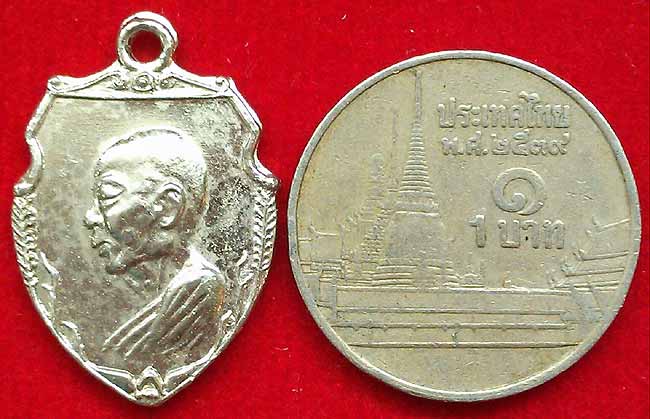 *เหรียญหน้าวัวเล็ก มฤคทายวัน ปี๒๕๑๓ กะไหล่เงิน..ลพ.เงิน วัดดอนยายหอม*