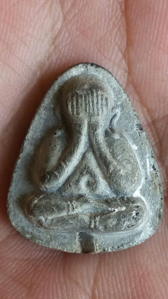 พระปิดตาปลดหนี้ หลังยันต์ตรี หลวงปู่โต๊ะ