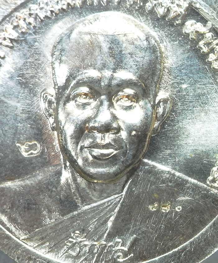 เหรียญพระพรหม 9 ยอด หลวงพ่อชำนาญ วัดบางกุฎีทอง  เนื้อนวะแก่เงินสวยมากครับ