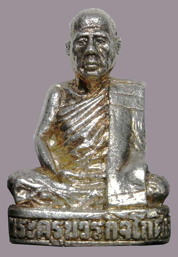 รูปหล่อรุ่นแรกเนื้อเงิน ปี 2540 หลวงพ่อตัด วัดชายนา 1 ใน 200 อค์ กล่องเดิมๆครับ