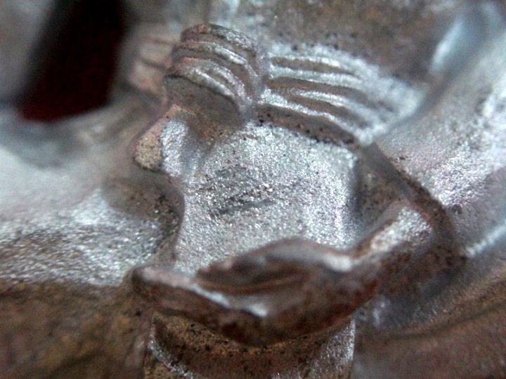 รูปเหมือนหลวงพ่อจงปั๊มกันภัยครึ่งซีก หลวงปู่ยวง วัดหน้าต่างใน เนื้อตะกั่ว สร้างปี 2555