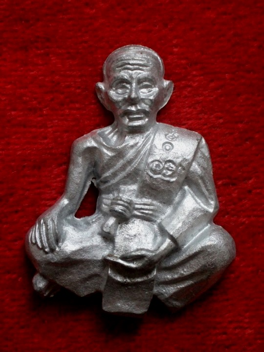 รูปเหมือนหลวงพ่อจง ปั๊มกันภัยครึ่งซีก หลวงปู่ยวง วัดหน้าต่างใน เนื้อตะกั่ว #๒