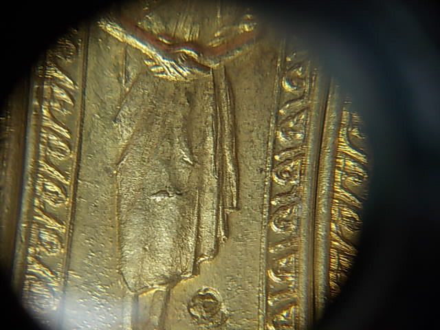 เหรียญยืนหลวงพ่อเกษม เขมโก รุ่นกตัญญู ปี ๒๕๓๒ เนื้อทองฝาบาตร (บล๊อกนิยม มีหนู) จัดไป 2 เหรียญครับ