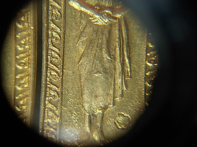 เหรียญยืนหลวงพ่อเกษม เขมโก รุ่นกตัญญู ปี ๒๕๓๒ เนื้อทองฝาบาตร (บล๊อกนิยม มีหนู) จัดไป 2 เหรียญครับ