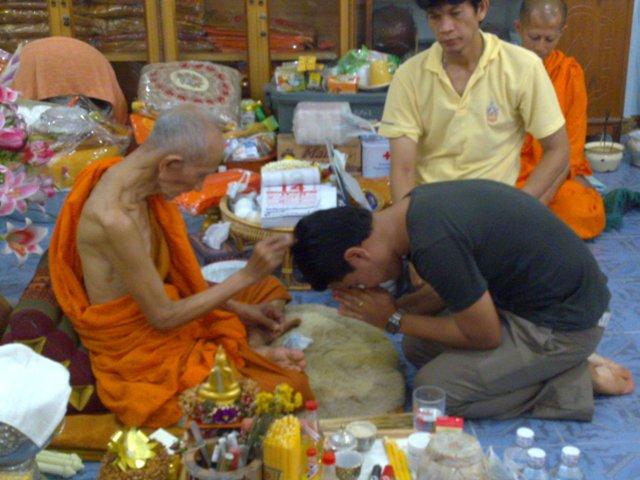 (((เคาะเดียว..รวย)))..พระผงเนื้อว่าน หลวงพ่อรวย วัดตะโก รุ่น เมตตาบารมี ปี2550