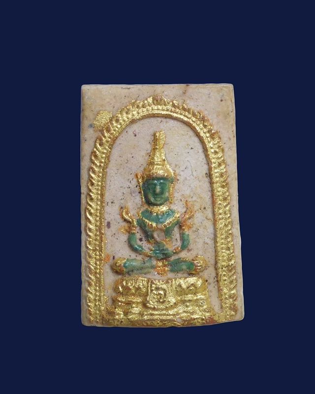พระผงพระแก้วพระอาจารย์ ฝั้น อนุสรณ์ส.น.ร. กฐิน2518 ด้านหลังธุดงค์สถานน้ำตกกระอาง มีเกศาหลวงพ่อท่าน