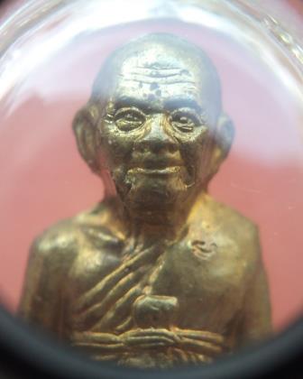 รูปปั้มเหมือนหลวงปู่หงษ์ เนื้อฝาบาตร  เลี่ยมเก็บผิวสวยๆครับ