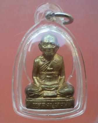 รูปปั้มเหมือนหลวงปู่หงษ์ เนื้อฝาบาตร  เลี่ยมเก็บผิวสวยๆครับ