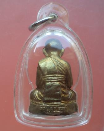 รูปปั้มเหมือนหลวงปู่หงษ์ เนื้อฝาบาตร  เลี่ยมเก็บผิวสวยๆครับ