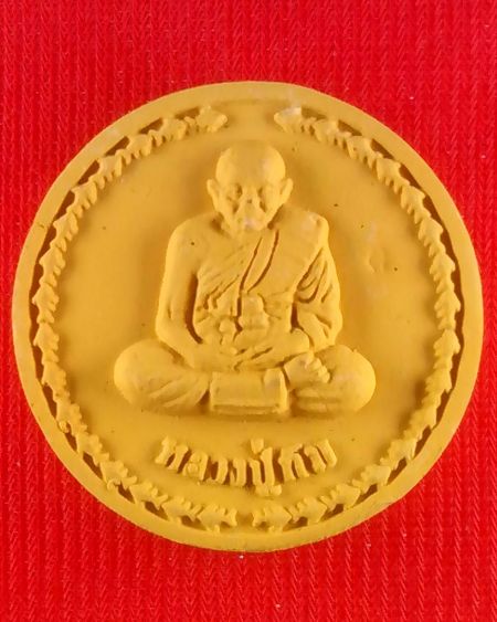 -100-...พระผงหลวงปู่ทิม วัดพระขาว รุ่นสร้างมณฑป ปี 2550 เนื้อสีเหลือง ฝังพลอย