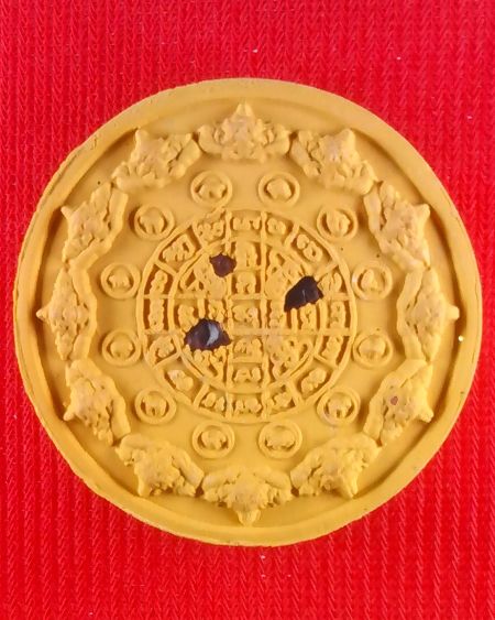 -100-...พระผงหลวงปู่ทิม วัดพระขาว รุ่นสร้างมณฑป ปี 2550 เนื้อสีเหลือง ฝังพลอย