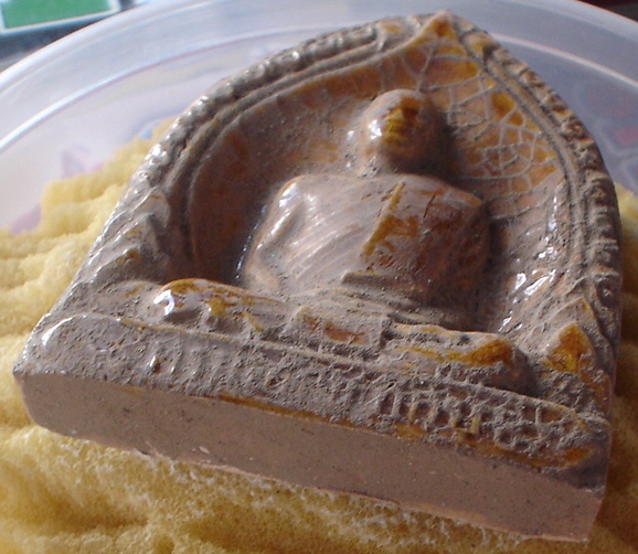  พระเนื้อดิน กระเบื้องเคลือบ แล็กเกอร์หนา ปี 2505 พิมพ์ใหญ่ หลวงพ่อขอม วัดไผ่โรงวัว จ.สุพรรณ