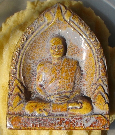 พระเนื้อดินพิมพ์ กระเบื้องเคลือบแล็กเกอร์ ปี 2505 *พิมพ์ใบโพธิ์ใหญ่* หลวงพ่อขอม วัดไผ่โรงวัว 